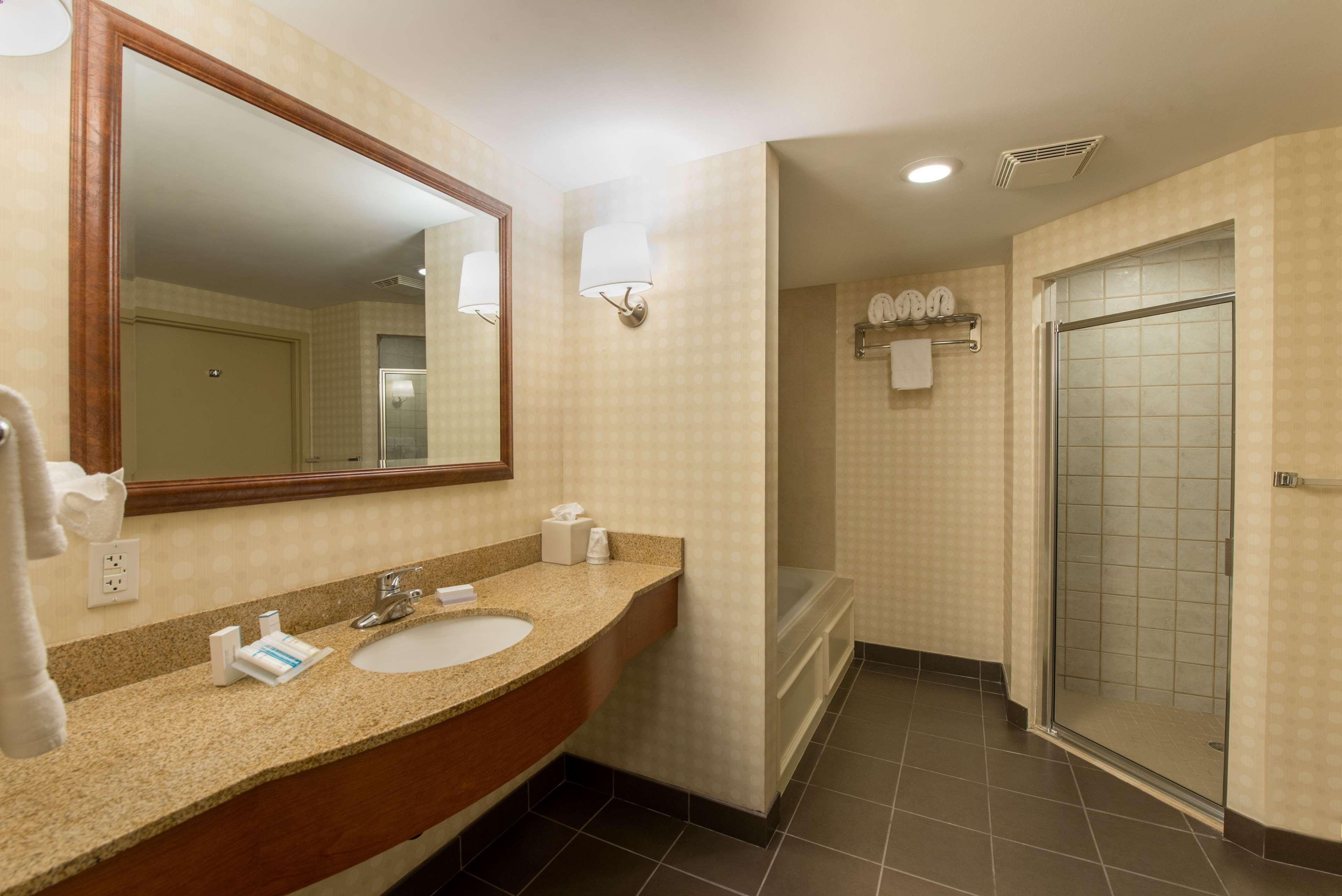 Hilton Garden Inn Manchester Downtown Exterior foto